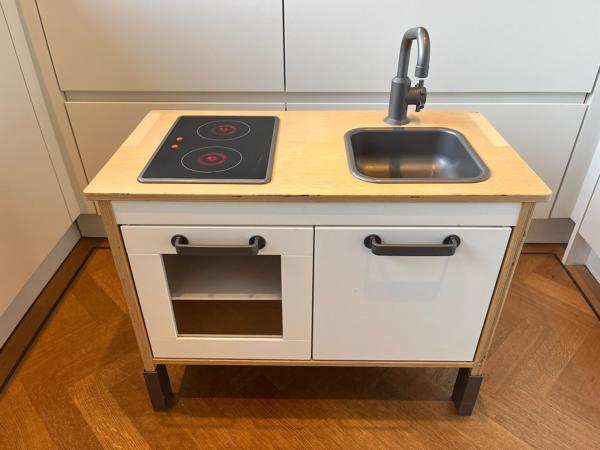 Ikea? keukentje onderstel gebruikt.