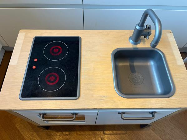 Ikea? keukentje onderstel gebruikt.