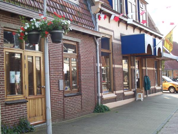 TEKOOP Akkrum CENTRUM  A1 DEGELIJK KARAKTERSTIEK HOEK WOON e