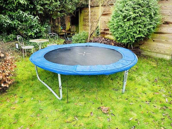 Trampoline diameter 250 cm, hoogte 30 og 60 cm in te stellen