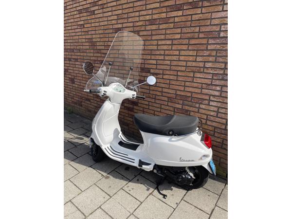Vespa LX50 4t snor wit.