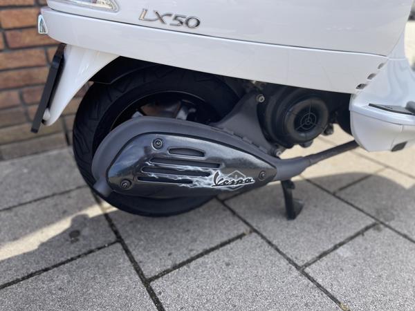Vespa LX50 4t snor wit.