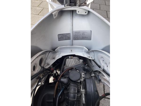 Vespa LX50 4t snor wit.