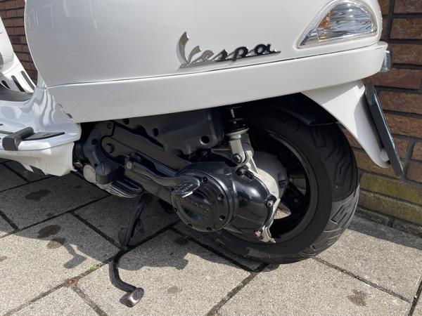 Vespa LX50 4t snor wit.