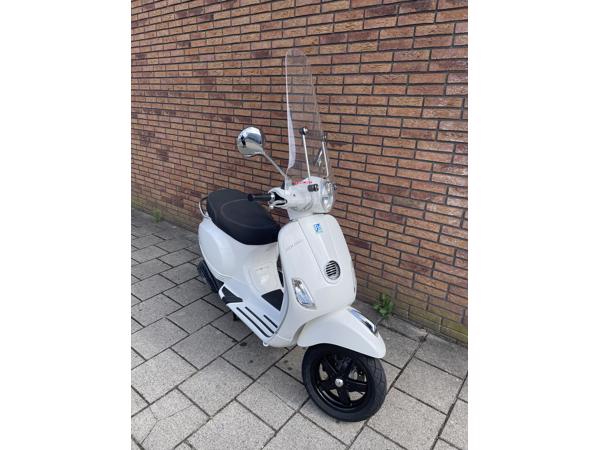 Vespa LX50 4t snor wit.