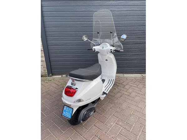 Vespa LX50 4t snor wit.