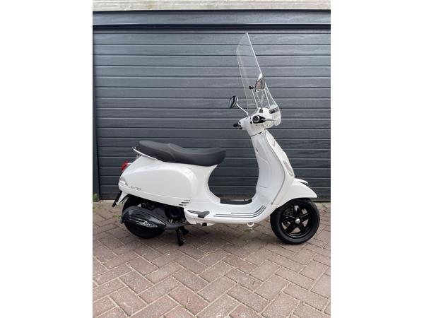 Vespa LX50 4t snor wit.
