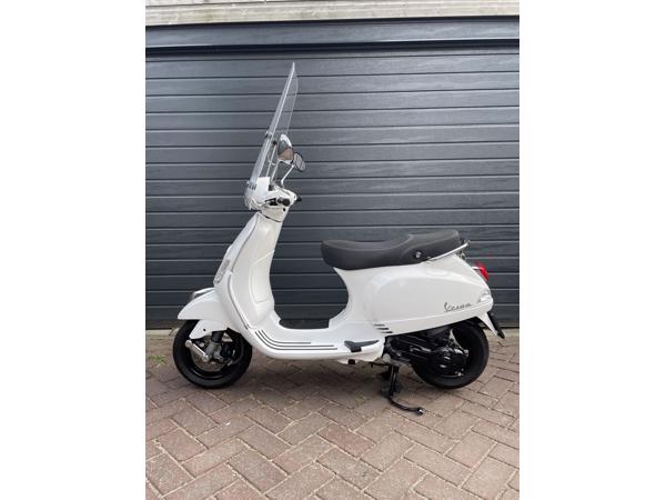 Vespa LX50 4t snor wit.