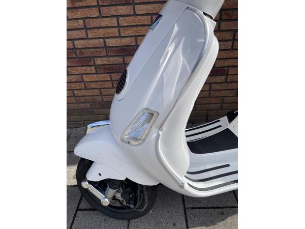 Vespa LX50 4t snor wit.