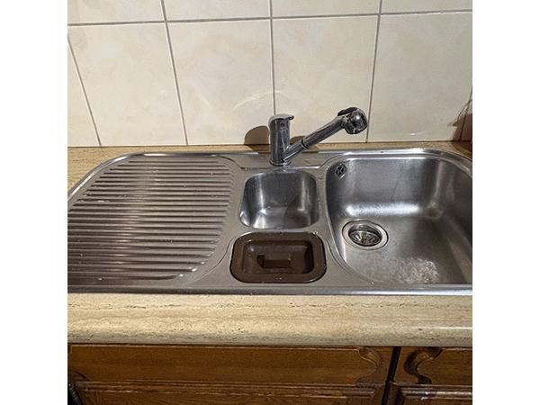 Keuken: keukenkasten, bovenkasten en wasbak + kraan