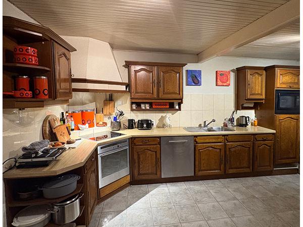 Keuken: keukenkasten, bovenkasten en wasbak + kraan