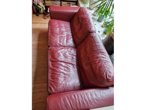 Rode leren bank, 3-zits