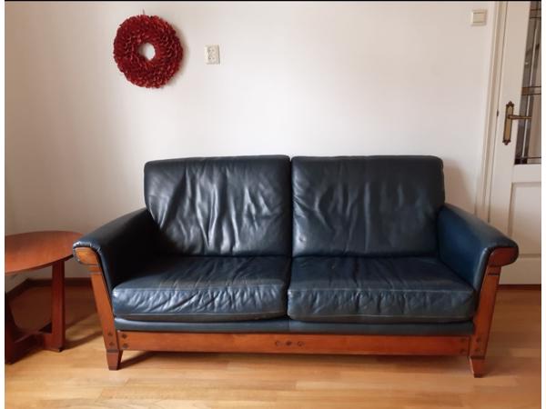 Tweezitsbank en fauteuil van leer