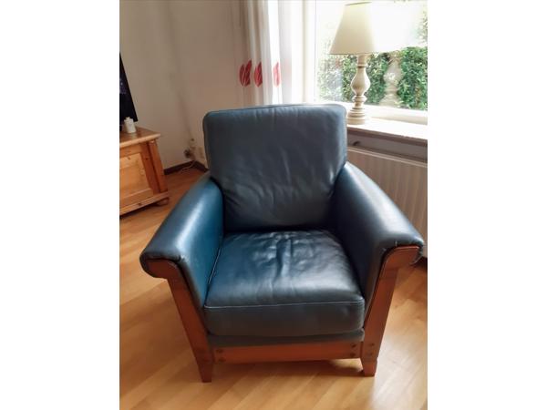 Tweezitsbank en fauteuil van leer