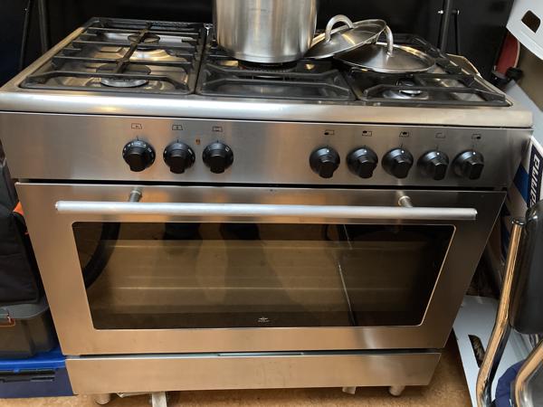 5 pits gasfornuis en pannenset