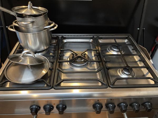 5 pits gasfornuis en pannenset