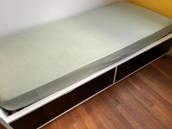 Eénpersoonsbed met twee lades