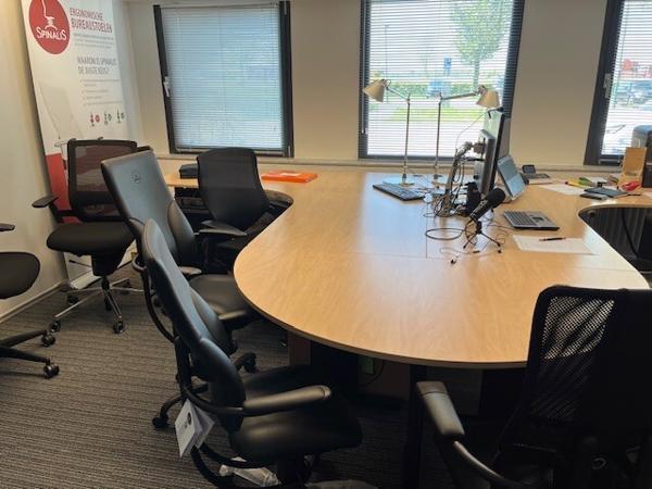 Bureau met twee werkplekken met zijbladen en ladenblok