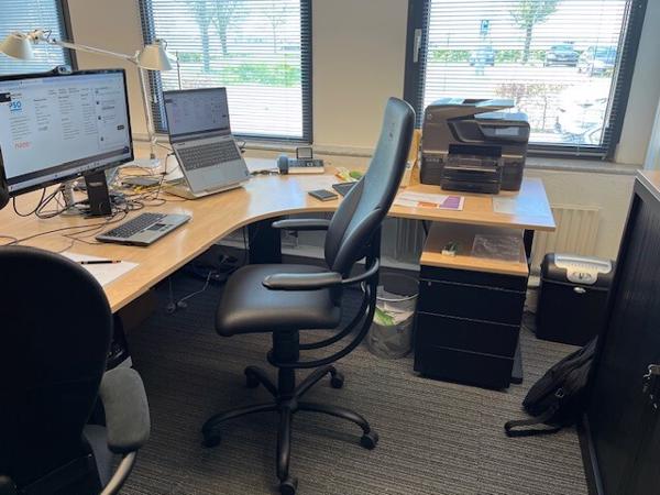 Bureau met twee werkplekken met zijbladen en ladenblok