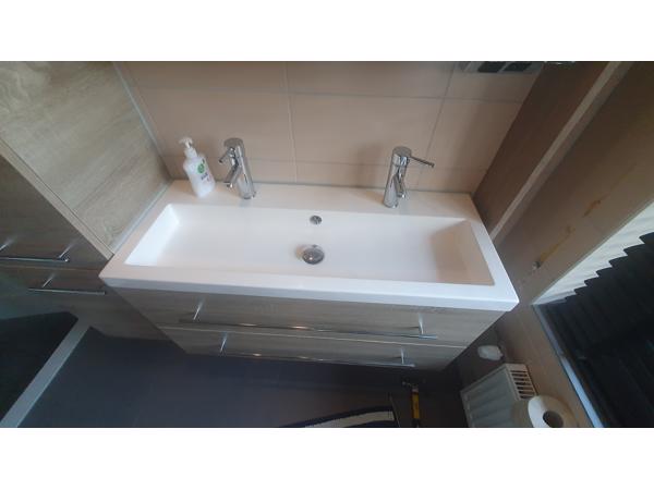 Badkamerkast, wastafel en spieglekastje