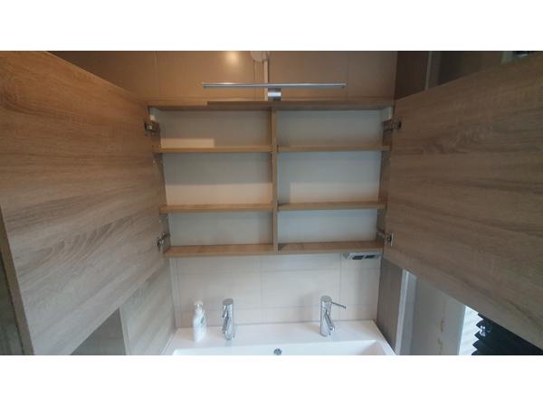 Badkamerkast, wastafel en spieglekastje
