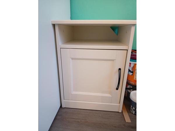 Wit nachtkasje met grote opbergruimte.