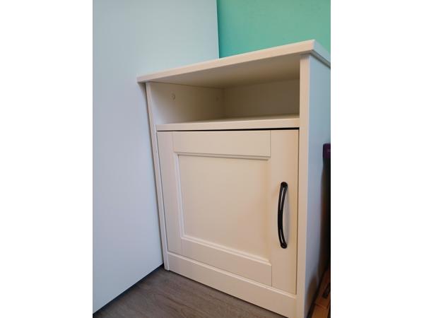 Wit nachtkasje met grote opbergruimte.