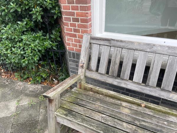 Twee tuinbanken