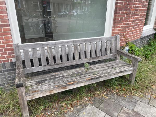 Twee tuinbanken