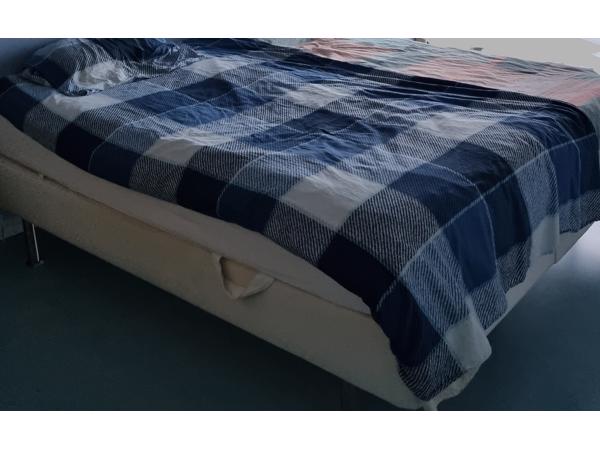 Bed en matras, pocketvering + traagschuim toplaag