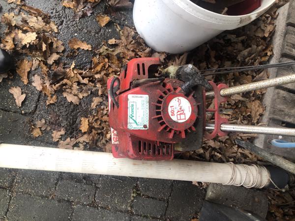 Kleine gemotoriseerde ploeg en egg voor grondverzet