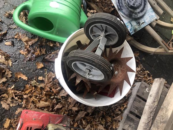 Kleine gemotoriseerde ploeg en egg voor grondverzet