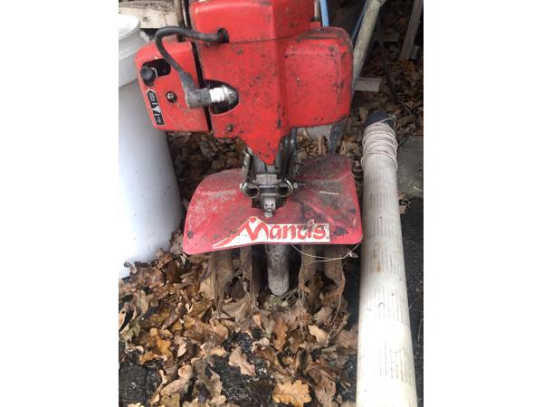 Kleine gemotoriseerde ploeg en egg voor grondverzet