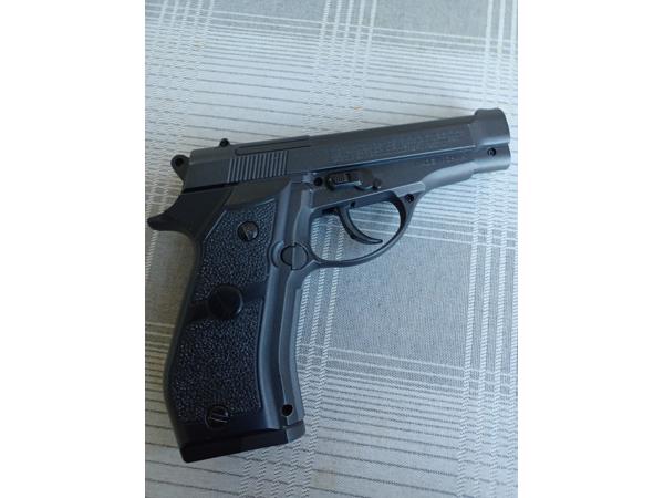 P84 Copy Zwitsers Legerpistool