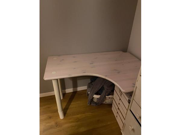 (hoek) Bureau in goede staat met afdraaibare poten.