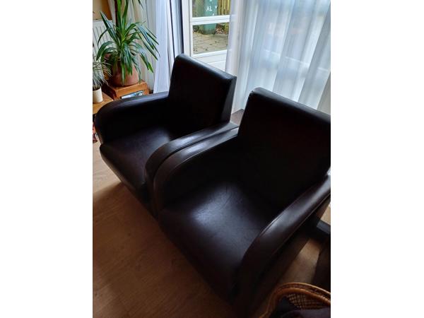 2 bruine leren stoelen