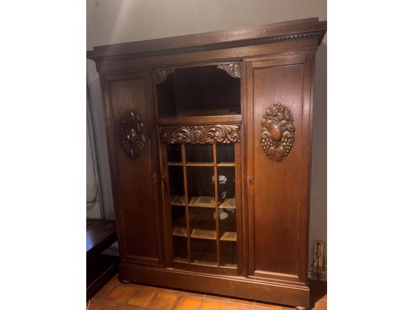 Antieke houten kast