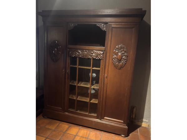 Antieke houten kast