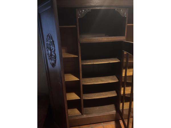Antieke houten kast