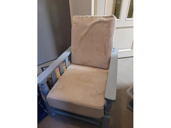 Lichtblauwe comfortabele houten "rokersstoel"