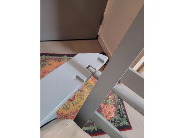 Lichtblauwe comfortabele houten "rokersstoel"