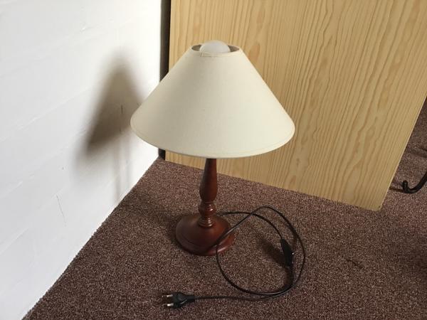 Houten tafel-nachtlamp op voet met beige kap met lamp