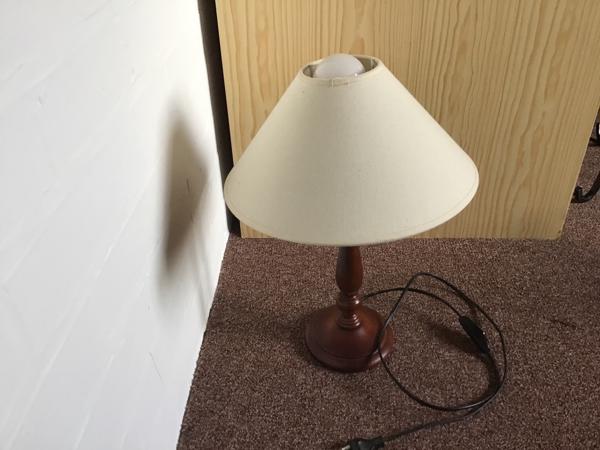 Houten tafel-nachtlamp op voet met beige kap met lamp