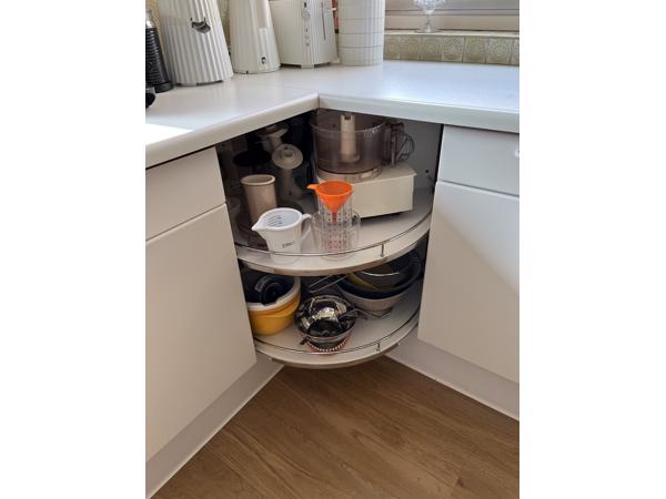 Degelijke U-vormige witte keuken