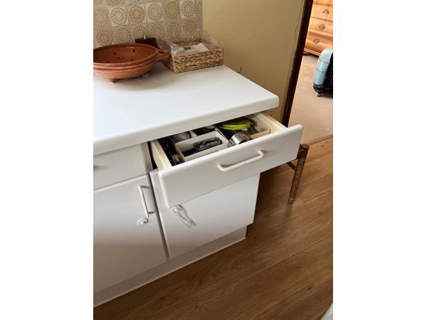 Degelijke U-vormige witte keuken
