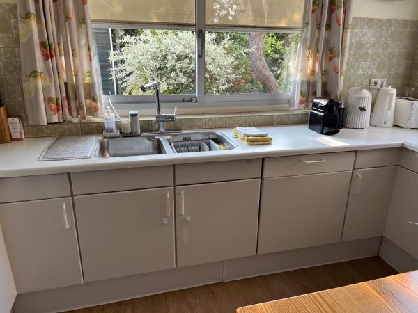 Degelijke U-vormige witte keuken