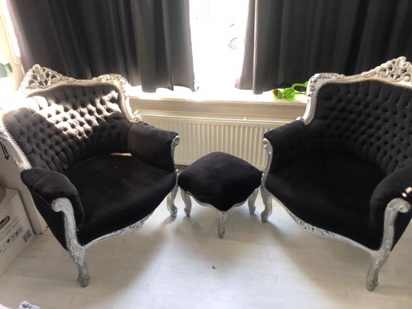 2 stoelen met voetenbankje
