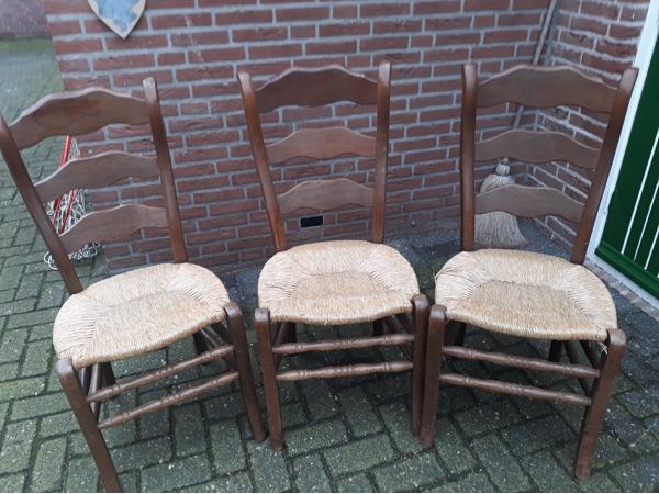 3 stoelen met rieten zitting