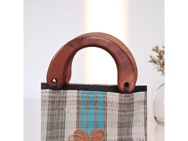 handtas met houten handvatten