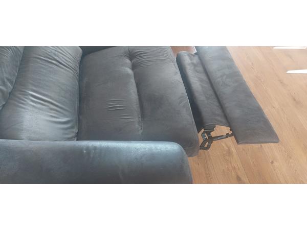 Bruine bank met voetensteun en hocker